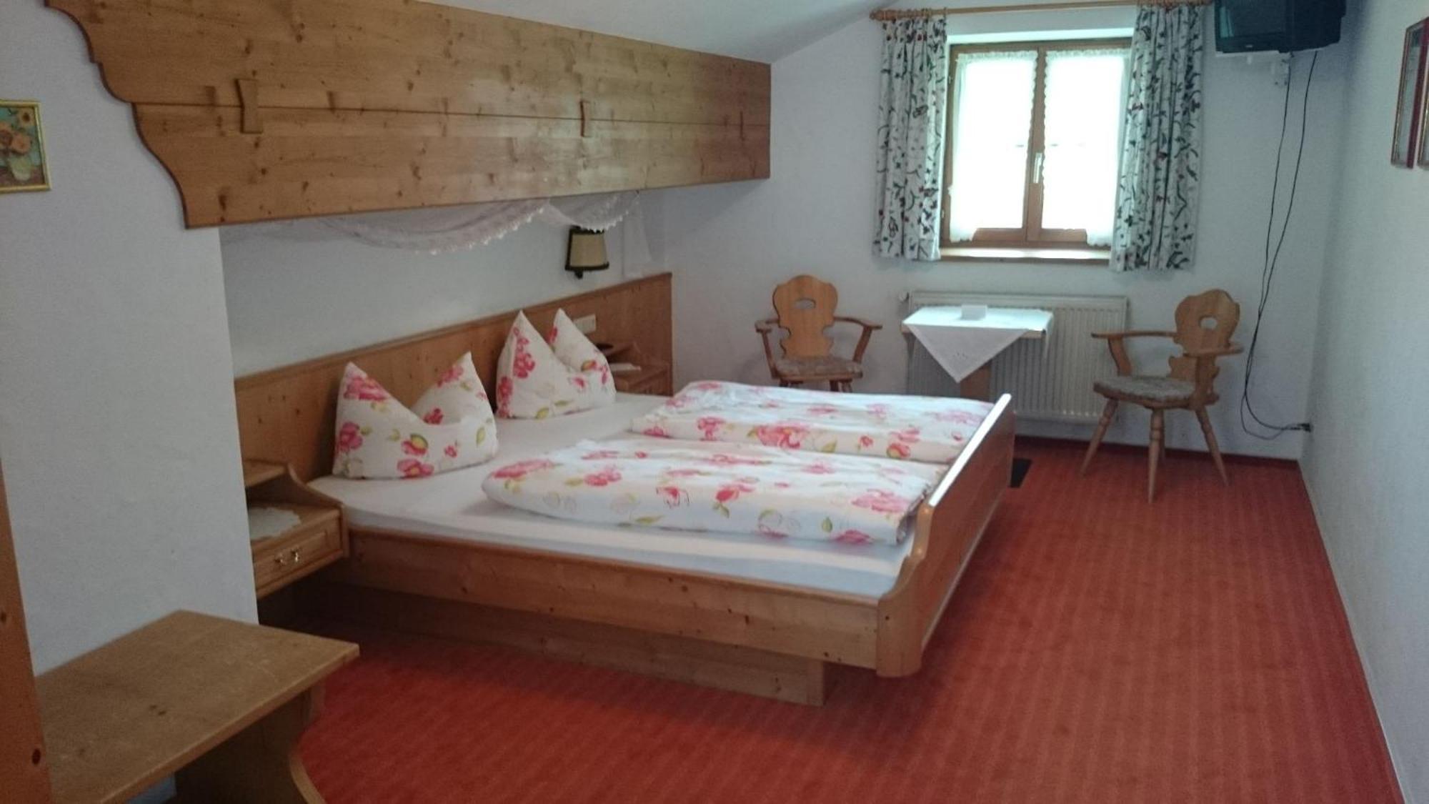 Zum Schweizerbartl Motel Garmisch-Partenkirchen Room photo